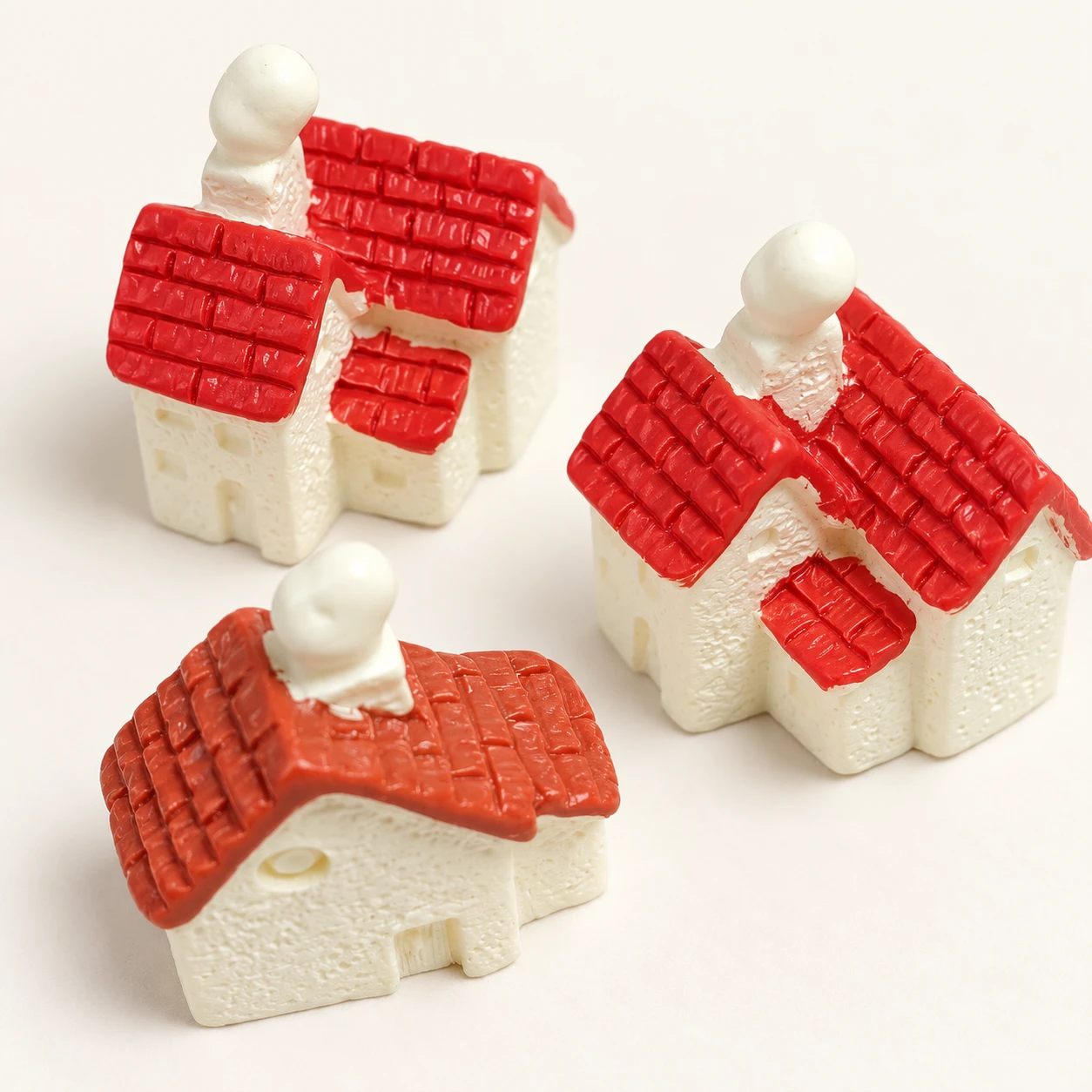 Red-Roof House Resin Miniatures RW001822 close-up showing the decorative shape and finish