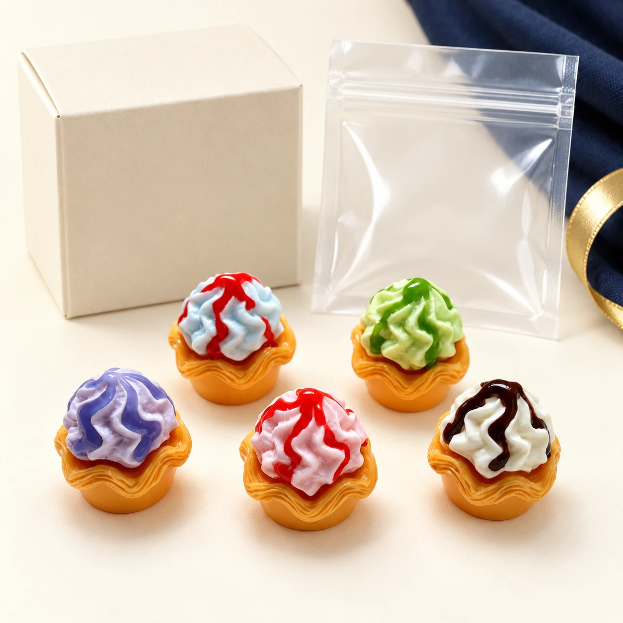 Swirl Cupcake Resin Charms RW0024876 with illustrative private-label packaging